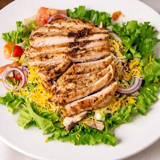 Grilled or fried chicken breast salad. Includes lettuce,mushrooms, bell peppers, tomatoes, onions and cheese 
